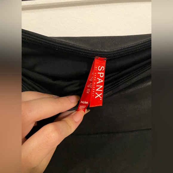 Spanx Faux Leather Leggings. Size M but fits like S - Picture 4 of 5